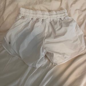 Lululemon white hotty hot shorts 4"